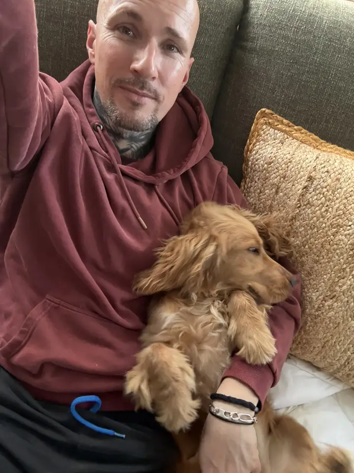 Damien sur le canapé avec un cocker endormi dans ses bras